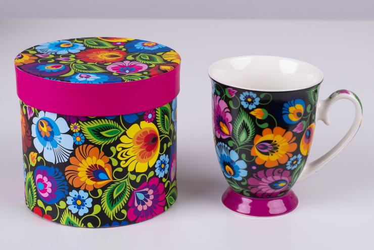 Helenka folk mug with black lowicz pattern and a box