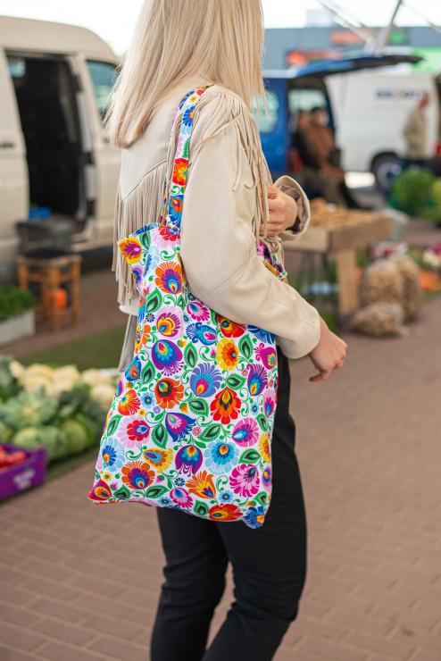 white lowicz flowers cotton bad on a model